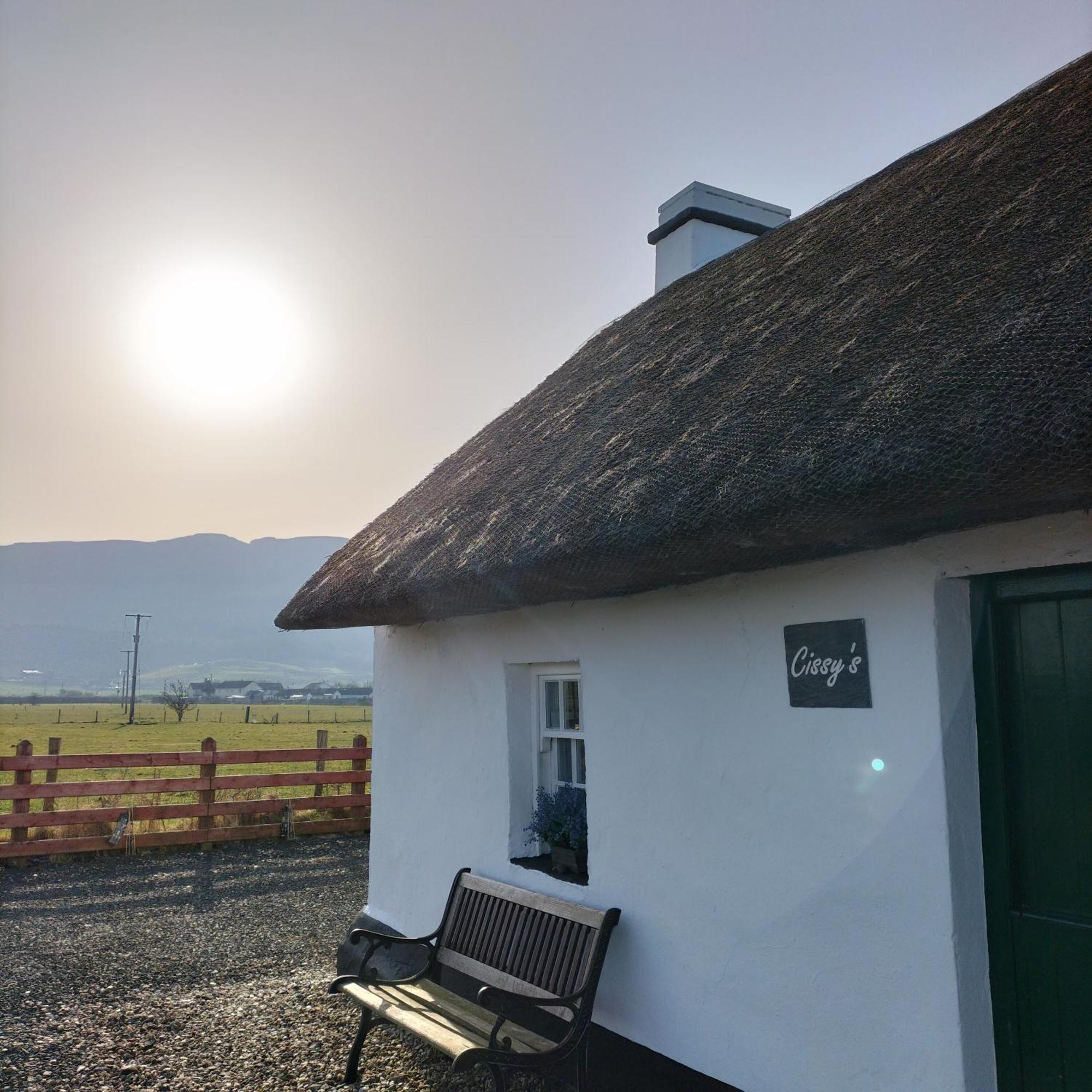 Cissy'S Cottage - Traditional Thatched Cottage, Near To Beach Aghanloo Esterno foto