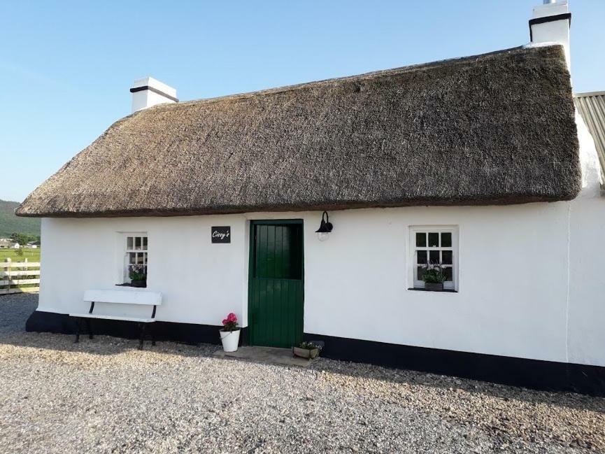 Cissy'S Cottage - Traditional Thatched Cottage, Near To Beach Aghanloo Esterno foto