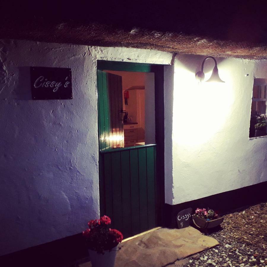 Cissy'S Cottage - Traditional Thatched Cottage, Near To Beach Aghanloo Esterno foto